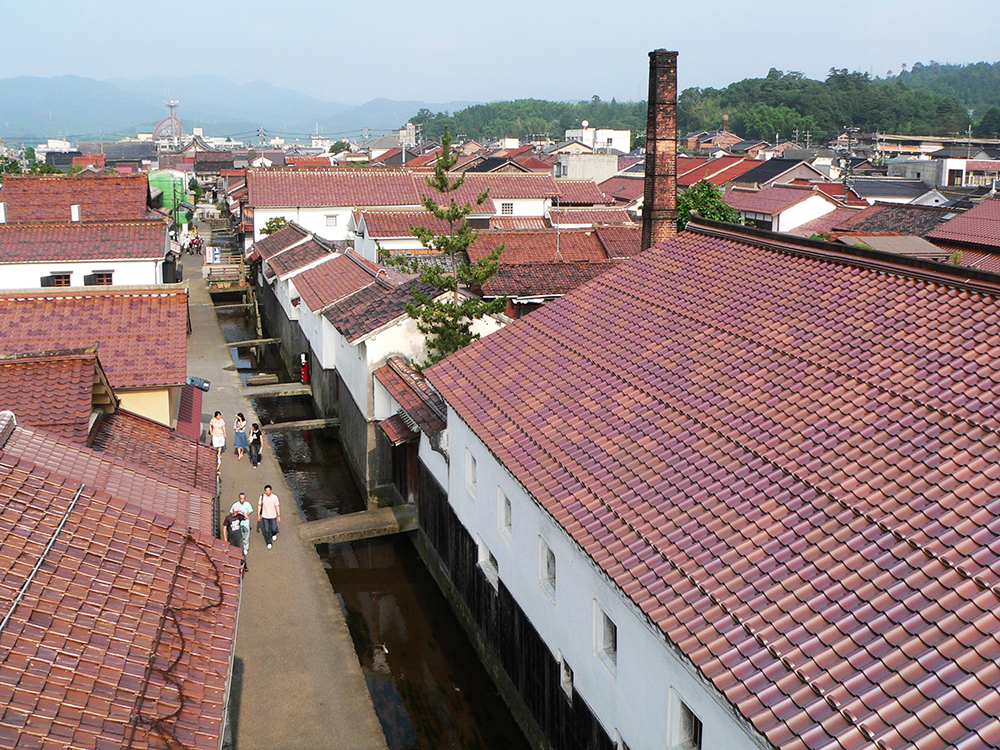 2051 赤瓦白壁土蔵群 ©鳥取県